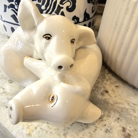Fitz & Floyd White Ceramic Pig Figurines Salt & Pepper Shakers - Picture 4 of 9